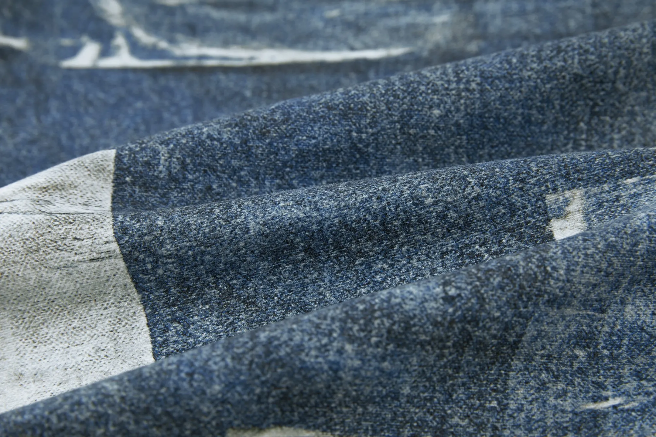 ACN trompe l'oeil print Series denim trousers. Fabric: Made of 12oz 10*7 twill denim pure cotton. Accessories: Buttons are made of electroplated distressed hardware buttons. Technology: Printing adopts 3D direct injection technology, with multiple color combinations to highly restore the original 1:1 effect. Craftsmanship: Chaoyi fried color, 20 pieces per tank customized with the same color and distressed craftsmanship. Craftsmanship: Garment washing, frying, fixing the pattern, fixing the color to add hand feel, etc... This pair of jeans is made of brushed denim, soft to the touch. The seasonal trompe l'oeil print shows floral patterns peeking out from under ripped jeans. These jeans have a relaxed fit with a mid-low rise and wide, loose legs. Accessories: Customized 1:1 washed trademark Accessories: Customized 1:1 electroplated buttons Process: Customized 1:1 illusion printing Size: S-M-L-XL Color: Washed blue Style number: 8886588